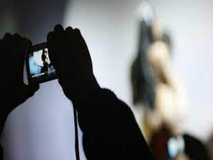 Shot a video of a sexual relationship with a young women and sent to a friend; boyfriend was arrested | तरुणीसोबतच्या शारीरिक संबंधांचे व्हिडिओ शूट करुन मित्राला पाठवलं; पोलिसांनी प्रियकराला ठोकल्या बेड्या Shot a video of a sexual relationship with a young women and sent to a friend; boyfriend was arrested | तरुणीसोबतच्या शारीरिक संबंधांचे व्हिडिओ शूट करुन मित्राला पाठवलं; पोलिसांनी प्रियकराला ठोकल्या बेड्या