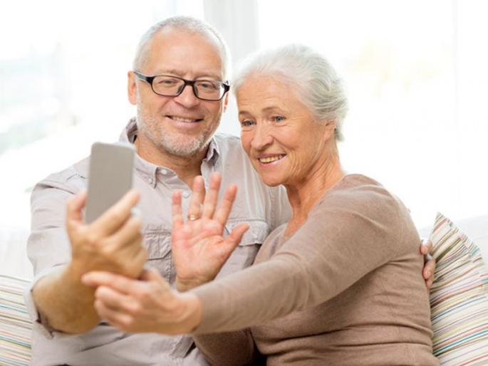 Video chats can reduce the level depression in older adults | व्हिडीओ चॅटींगमुळे दूर होतं वयोवृद्धांमधील डिप्रेशन - रिसर्च