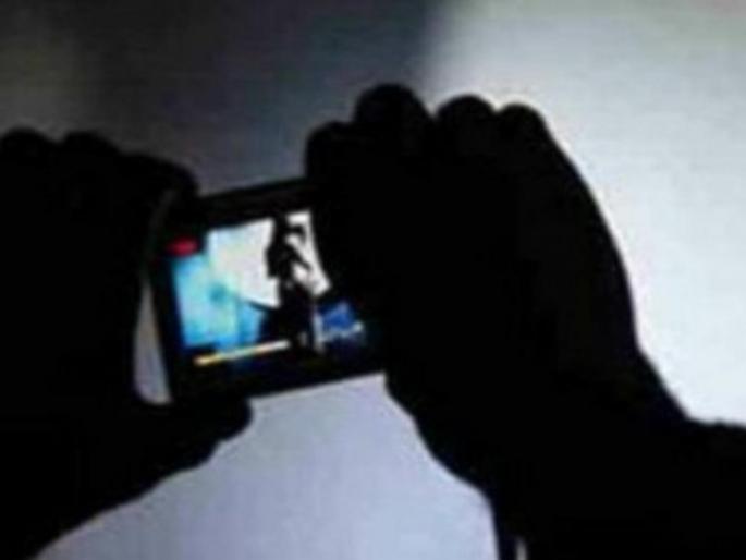 in mumbai prank of taking videos of young women locals handed over the young man to the police | तरुणींचे व्हिडीओ काढण्याचा प्रँक अंगलट; तरुणाला स्थानिकांनी दिला चोप, गुन्हा दाखल in mumbai prank of taking videos of young women locals handed over the young man to the police | तरुणींचे व्हिडीओ काढण्याचा प्रँक अंगलट; तरुणाला स्थानिकांनी दिला चोप, गुन्हा दाखल