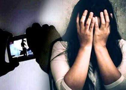 Physical intimidation video viral threat for money in pune | पुण्यातील धक्कादायक प्रकार! पैशांसाठी दिली शारीरिक संबंधांचे व्हिडीओ व्हायरल करण्याची धमकी Physical intimidation video viral threat for money in pune | पुण्यातील धक्कादायक प्रकार! पैशांसाठी दिली शारीरिक संबंधांचे व्हिडीओ व्हायरल करण्याची धमकी