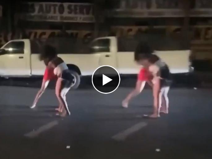 viral 2 women fighting on road at night people staring viral video | Video - तुफान राडा! 2 तरुणी रस्त्यातच भिडल्या, एकमेकींच्या झिंज्या उपटल्या अन्...