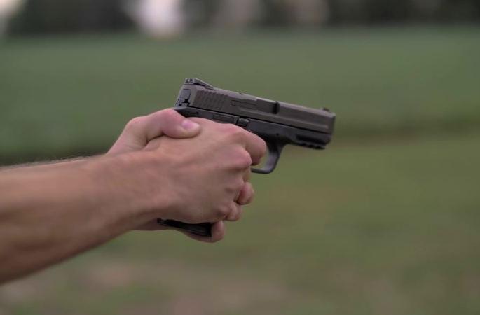 Two businessmen were fired upon in a fight; A bullet entered the leg of a schoolgirl due to a mistake in her name | दोन व्यावसायिकांच्या भांडणात गोळीबार; नेम चुकल्याने शाळकरी विद्यार्थिनीच्या पायात शिरली गोळी Two businessmen were fired upon in a fight; A bullet entered the leg of a schoolgirl due to a mistake in her name | दोन व्यावसायिकांच्या भांडणात गोळीबार; नेम चुकल्याने शाळकरी विद्यार्थिनीच्या पायात शिरली गोळी