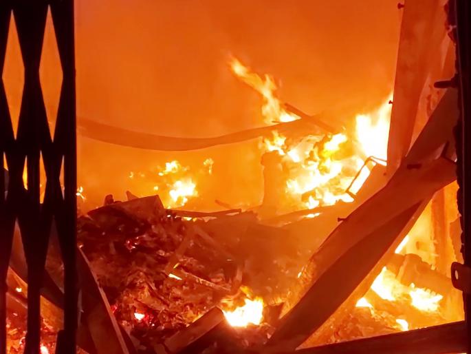 massive fire breaks out at bhiwandi thane | भिवंडीत अग्नितांडव सुरूच; तीन यंत्रमाग कारखाने जळून खाक massive fire breaks out at bhiwandi thane | भिवंडीत अग्नितांडव सुरूच; तीन यंत्रमाग कारखाने जळून खाक