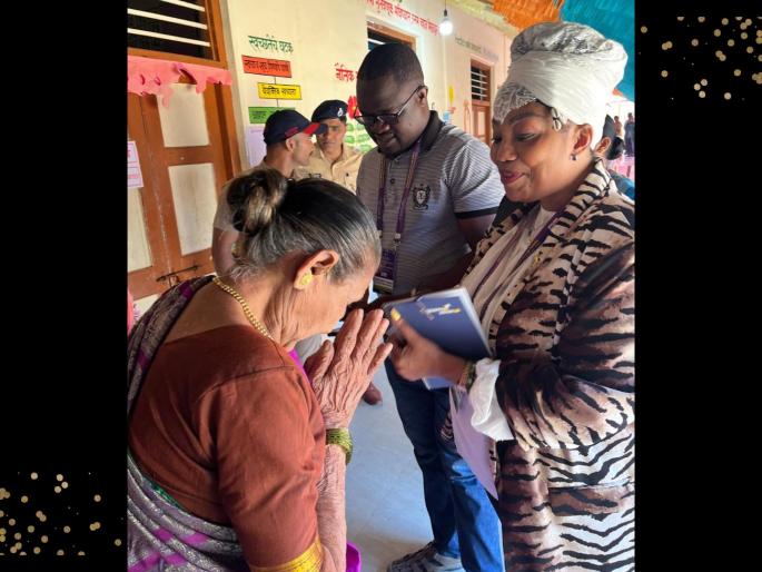 came from abroad and participated in the democracy festival in alibaug | विदेशातून आले आणि लोकशाही उत्सवात सहभागी झाले came from abroad and participated in the democracy festival in alibaug | विदेशातून आले आणि लोकशाही उत्सवात सहभागी झाले