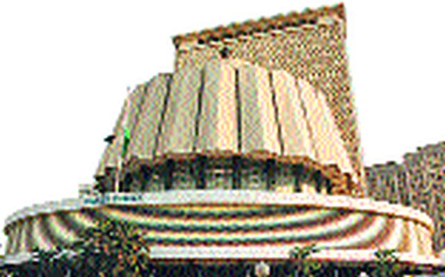 The search for a competent candidate against the army | आघाडीकडून सेनेविरोधात सक्षम उमेदवाराचा शोध