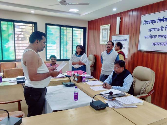 The police stopped the candidature for graduation by coming to banyan, the election decision officials allowed it | चक्क बनियनवर येऊन पदवीधरसाठी उमेदवारी दाखल पोलिसांनी रोखले, निवडणूक निर्णय अधिकाऱ्यांनी दिली परवानगी The police stopped the candidature for graduation by coming to banyan, the election decision officials allowed it | चक्क बनियनवर येऊन पदवीधरसाठी उमेदवारी दाखल पोलिसांनी रोखले, निवडणूक निर्णय अधिकाऱ्यांनी दिली परवानगी