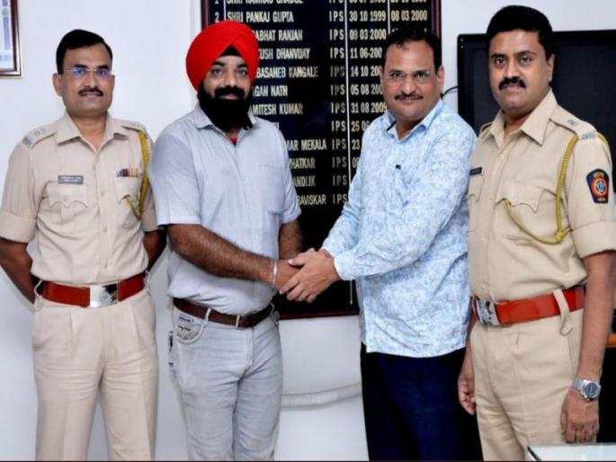 Vidarbha Kesari becomes a police constable comple PHD in amravati | विदर्भ केसरी पोलीस शिपाई बनला डॉक्टर, आयुक्तांनी केला सत्कार Vidarbha Kesari becomes a police constable comple PHD in amravati | विदर्भ केसरी पोलीस शिपाई बनला डॉक्टर, आयुक्तांनी केला सत्कार
