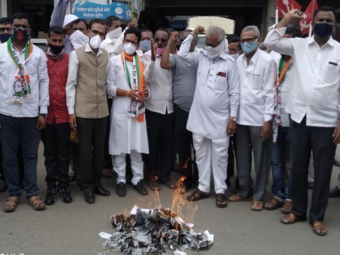 Holi of new agriculture bill by all parties in Akole | अकोलेत सर्वपक्षीयांतर्फे नव्या कृषी विधेयकाची होळी Holi of new agriculture bill by all parties in Akole | अकोलेत सर्वपक्षीयांतर्फे नव्या कृषी विधेयकाची होळी