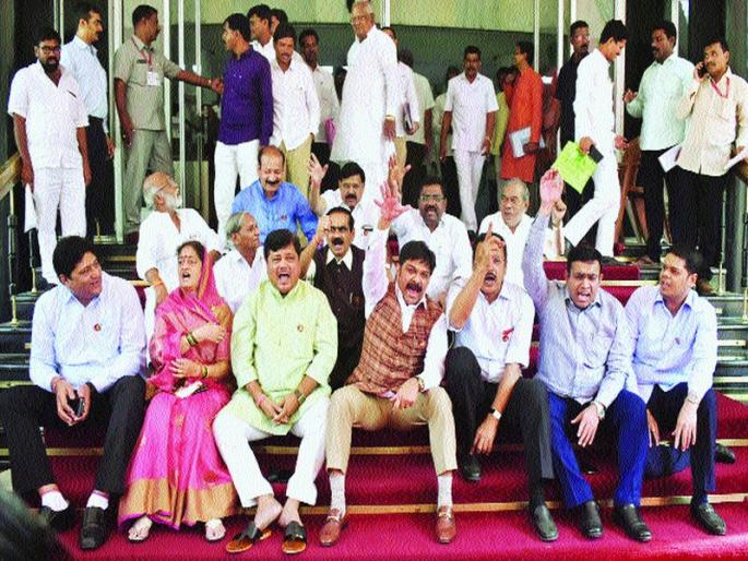 14 bills approved by lawmakers; Let us not speak, Opponent accusation | विधिमंडळातील गोंधळात १४ विधेयके मंजूर; आम्हाला बोलू दिले नाही, विरोधकांचा आरोप 14 bills approved by lawmakers; Let us not speak, Opponent accusation | विधिमंडळातील गोंधळात १४ विधेयके मंजूर; आम्हाला बोलू दिले नाही, विरोधकांचा आरोप