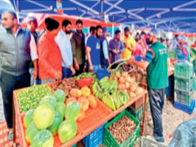 Bullying by hawkers at the weekly market | आठवडी बाजारावर फेरीवाल्यांची दादागिरी Bullying by hawkers at the weekly market | आठवडी बाजारावर फेरीवाल्यांची दादागिरी