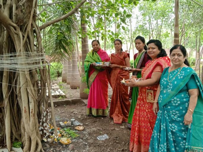 widow women performed Vadpujan In Sangli | सांगलीत विधवा महिलांनी केले वडपूजन, सुवासिनींकडूनही मिळाला कुंकवाचा मान widow women performed Vadpujan In Sangli | सांगलीत विधवा महिलांनी केले वडपूजन, सुवासिनींकडूनही मिळाला कुंकवाचा मान