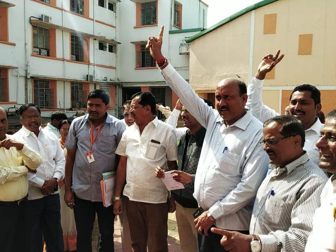 Shivaji University Senate Meeting: Strong proclamation to protest the administration | शिवाजी विद्यापीठ सिनेट सभा : प्रशासनाच्या निषेधार्थ जोरदार घोषणाबाजी Shivaji University Senate Meeting: Strong proclamation to protest the administration | शिवाजी विद्यापीठ सिनेट सभा : प्रशासनाच्या निषेधार्थ जोरदार घोषणाबाजी