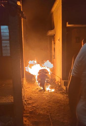 Don't rush to tell the nurse; The mob torched the husband's car along with the nurse | गर्दी करू नका असं सांगणं नर्सच्या अंगलट; जमावाने नर्ससह पतीचीही गाडी पेटविली