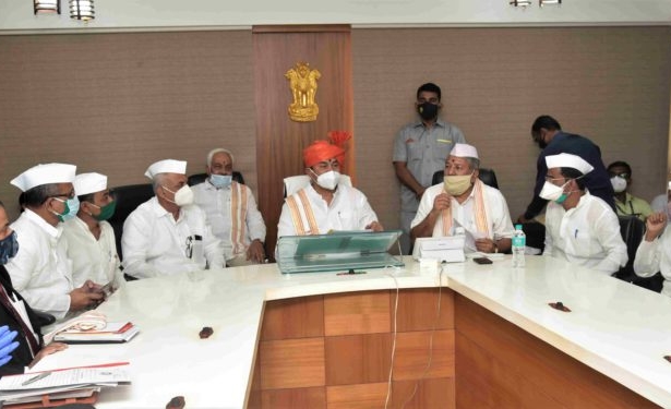 Decision in this year's Karthiki Wari, meeting of the Speaker of the Legislative Assembly nana patole in the presence of limited Warakaris | मर्यादीत वारकऱ्यांच्या उपस्थितीत यंदाची 'कार्तिकी वारी', विधानसभा अध्यक्षांच्या बैठकीत निर्णय