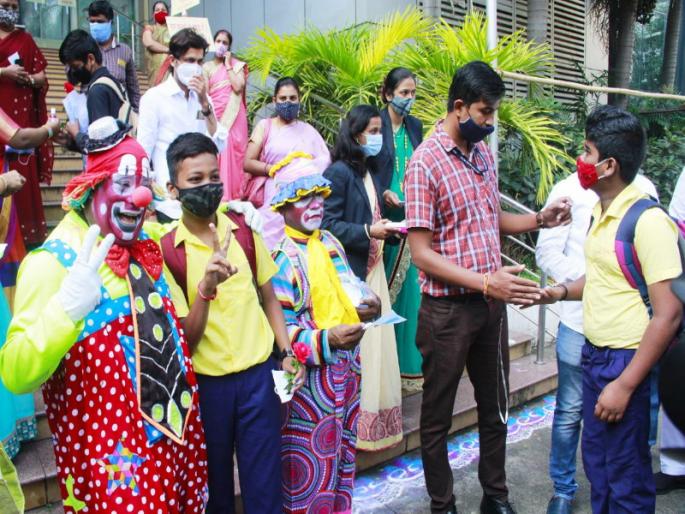 Welcoming students in Pune a start school | ‘हम बच्चों ने ठाना है - कोरोना को हराना है’ घोषणा देत पुण्यात विदुषकानं केलं विद्यार्थ्यांचं स्वागत Welcoming students in Pune a start school | ‘हम बच्चों ने ठाना है - कोरोना को हराना है’ घोषणा देत पुण्यात विदुषकानं केलं विद्यार्थ्यांचं स्वागत