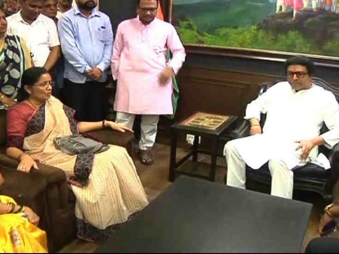 Raj Thackeray does not scare anyone, we are with him; NCP Support to Raj | राज ठाकरे कुणाला भीक घालत नाहीत, आम्ही त्यांच्यासोबत आहोत; राष्ट्रवादीचा पाठिंबा Raj Thackeray does not scare anyone, we are with him; NCP Support to Raj | राज ठाकरे कुणाला भीक घालत नाहीत, आम्ही त्यांच्यासोबत आहोत; राष्ट्रवादीचा पाठिंबा