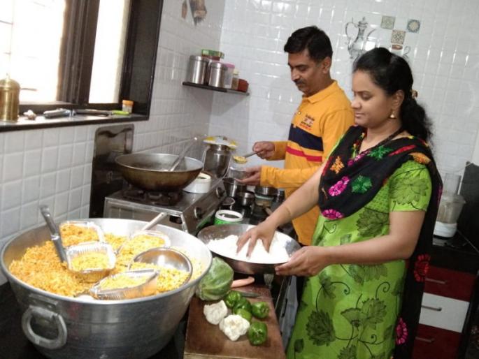 coronavirus; Vidya Joshi gives free meals to students whose mess close due to corona | coronavirus ; मनाचा मोठेपणा; पुण्यात मेस बंद झाल्यानं विद्यार्थ्यांसाठी विनामूल्य डबे घेऊन अवतरली 'अन्नपूर्णा' coronavirus; Vidya Joshi gives free meals to students whose mess close due to corona | coronavirus ; मनाचा मोठेपणा; पुण्यात मेस बंद झाल्यानं विद्यार्थ्यांसाठी विनामूल्य डबे घेऊन अवतरली 'अन्नपूर्णा'