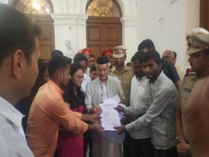 Let us speak freely .. Student demands to governor | आम्हाला मोकळेपणाने बोलू द्या.. विद्यार्थ्यांची राज्यपालांकडे मागणी Let us speak freely .. Student demands to governor | आम्हाला मोकळेपणाने बोलू द्या.. विद्यार्थ्यांची राज्यपालांकडे मागणी