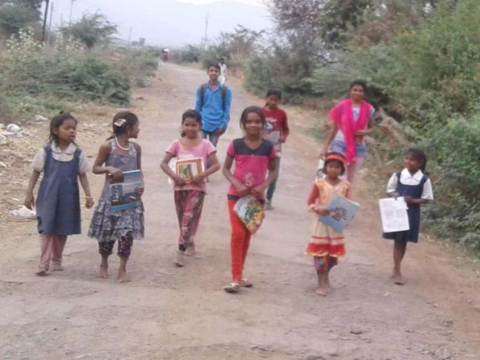 School for walking by foot: Chhathanpur to Borod | पायपीट करुन गाठावी लागते शाळा : छोटाधनपूर ते बोरद School for walking by foot: Chhathanpur to Borod | पायपीट करुन गाठावी लागते शाळा : छोटाधनपूर ते बोरद