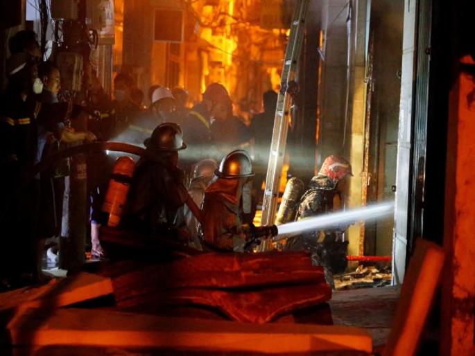 Many' people feared dead as fire engulfs apartment block in Hanoi, Vietnam | व्हिएतनाममध्ये नऊ मजली इमारतीला भीषण आग, अनेक जणांचा होरपळून मृत्यू Many' people feared dead as fire engulfs apartment block in Hanoi, Vietnam | व्हिएतनाममध्ये नऊ मजली इमारतीला भीषण आग, अनेक जणांचा होरपळून मृत्यू