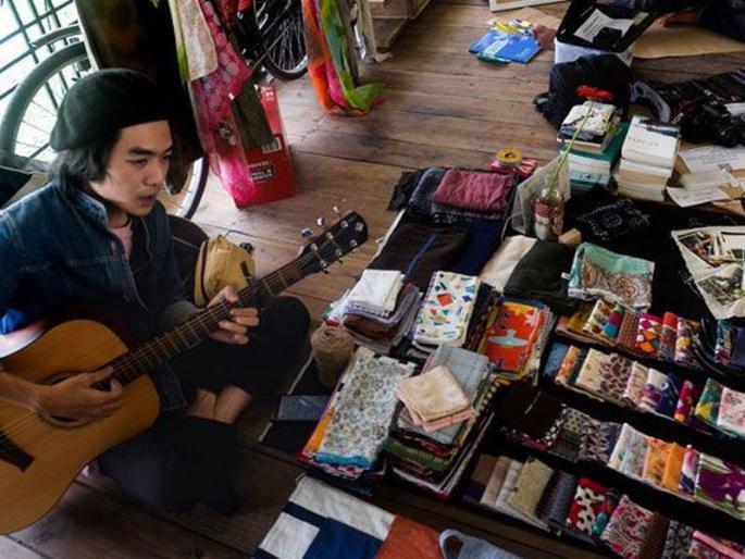 boy started market to sell memories after breakup | ब्रेकअपनंतर त्यांच्या आठवणी विकण्यासाठी तरुणाने सुरु केला बाजार boy started market to sell memories after breakup | ब्रेकअपनंतर त्यांच्या आठवणी विकण्यासाठी तरुणाने सुरु केला बाजार