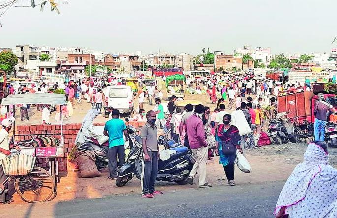 Crowd in Vegetable market on Peepal Road in Nagpur | नागपुरातील पिपळा रोडवरील भाजीबाजारात गर्दी 