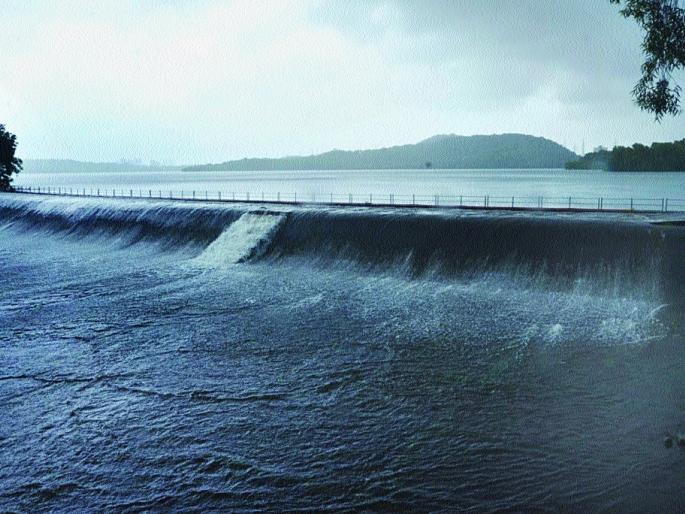 The winds were blowing around Mumbai like a hurricane | वारे मुंबईभोवती चक्रीवादळासारखे फिरत होते The winds were blowing around Mumbai like a hurricane | वारे मुंबईभोवती चक्रीवादळासारखे फिरत होते