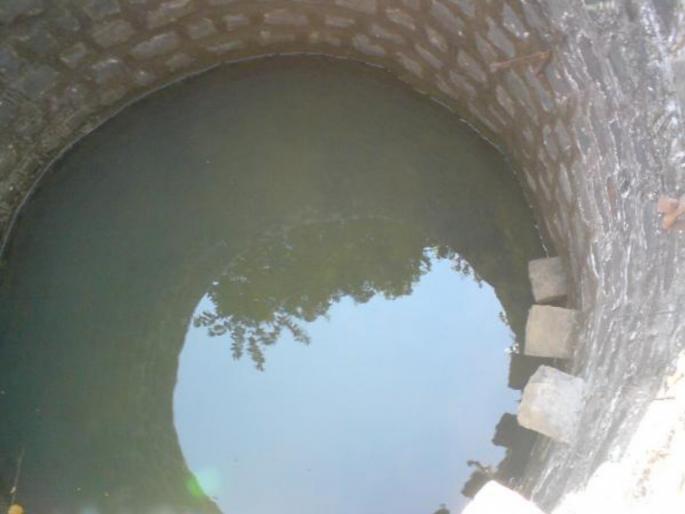 While the brother and sister were playing on the tractor it started and went straight into the well; Unfortunate death of a one and a half year old child | बहीण भाऊ ट्रॅक्टरवर खेळत असताना तो सुरु झाला अन् थेट विहिरीत; दीड वर्षीय चिमुकलीचा दुर्दैवी मृत्यू While the brother and sister were playing on the tractor it started and went straight into the well; Unfortunate death of a one and a half year old child | बहीण भाऊ ट्रॅक्टरवर खेळत असताना तो सुरु झाला अन् थेट विहिरीत; दीड वर्षीय चिमुकलीचा दुर्दैवी मृत्यू