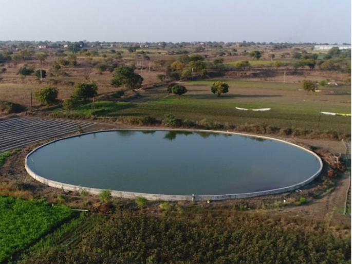 Awesome! Farmers dig huge well on 1.5 acres to overcome drought, save 100 million liters of water | कमालच! शेतकऱ्याने दीड एकरावर महाकाय विहीर खोदून केली दुष्काळावर मात,१० कोटी लिटर पाणीसाठा
