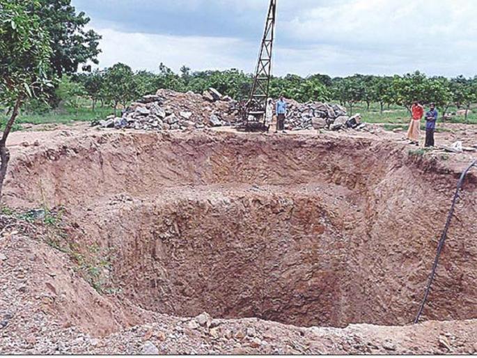 Nandurbar: Waiting for funds for 400 irrigation wells | नंदुरबार : 400 सिंचन विहिरींना निधीची प्रतिक्षा Nandurbar: Waiting for funds for 400 irrigation wells | नंदुरबार : 400 सिंचन विहिरींना निधीची प्रतिक्षा