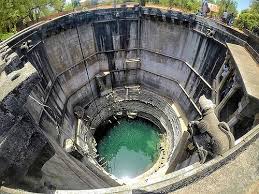 Heritage well in the city of Solapur lies in the throes of misery! | सोलापुरातील शहरातील हेरिटेज विहिरी भग्नावशेषाच्या गाळात! Heritage well in the city of Solapur lies in the throes of misery! | सोलापुरातील शहरातील हेरिटेज विहिरी भग्नावशेषाच्या गाळात!