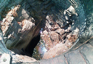 Drinking water in search of villagers in peacocks | मोरवंचीतील भेगाळलेल्या भुईत गावकरी शोधतात पिण्याचे पाणी