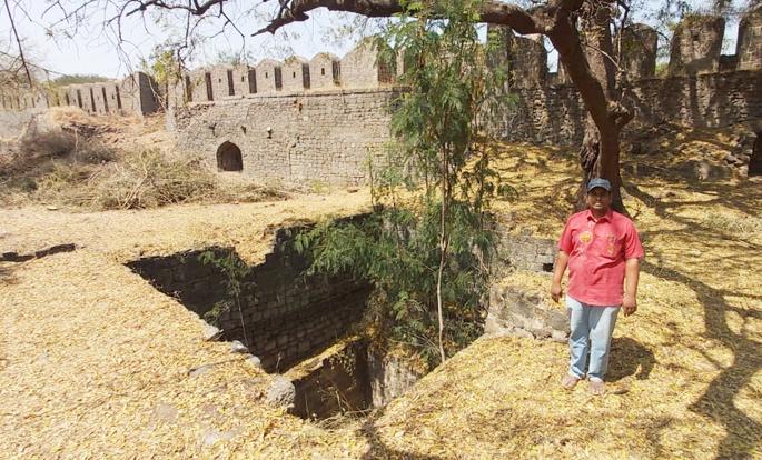 The third well found in the time of Adilshah has been opened in Bhuikot fort! | भुईकोट किल्ल्यात आदिलशहाच्या काळात साकारलेली तिसरी विहीर झाली खुली ! The third well found in the time of Adilshah has been opened in Bhuikot fort! | भुईकोट किल्ल्यात आदिलशहाच्या काळात साकारलेली तिसरी विहीर झाली खुली !
