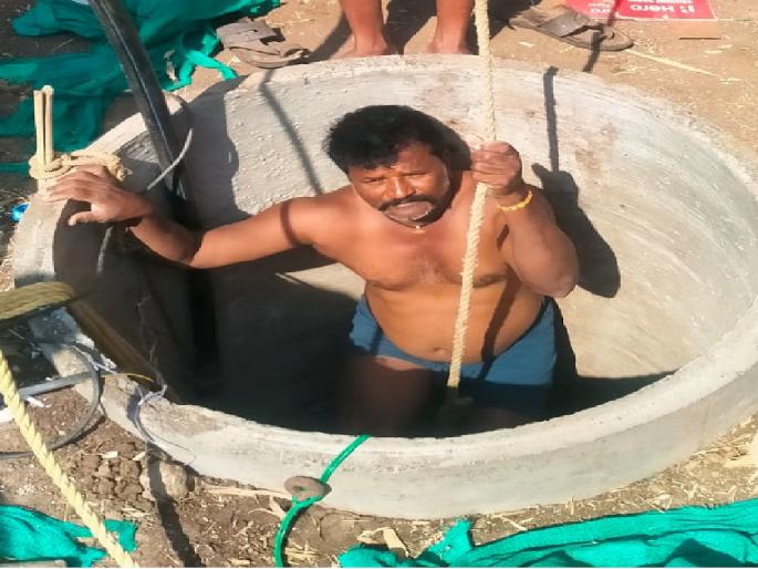 Three feet diameter well work, A topic of discussion in Shirala in Sangli | काय सांगता? विहिरीचा घेर केवळ तीन फूट!, सांगलीतील शिराळ्यात चर्चेचा विषय Three feet diameter well work, A topic of discussion in Shirala in Sangli | काय सांगता? विहिरीचा घेर केवळ तीन फूट!, सांगलीतील शिराळ्यात चर्चेचा विषय