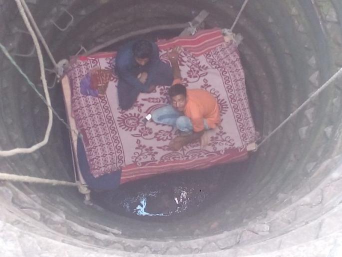 Sangrampur: Fasting of a citizen in a 70-foot deep well | संग्रामपुर : दोघांचे ७० फुट खोल विहिरीत उपोषण Sangrampur: Fasting of a citizen in a 70-foot deep well | संग्रामपुर : दोघांचे ७० फुट खोल विहिरीत उपोषण