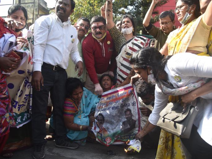 Locked to power office: Appeal not to pay the bill | वीज कार्यालयाला ठोकले टाळे : बिल न भरण्याचे आवाहन Locked to power office: Appeal not to pay the bill | वीज कार्यालयाला ठोकले टाळे : बिल न भरण्याचे आवाहन