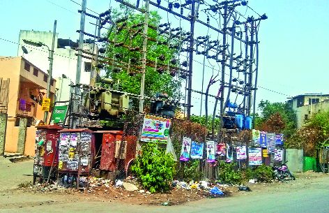 A sparkle for the city's electricity disaster | शहरात वीज दुर्घटनेसाठी एका ठिणगीचा अवकाश A sparkle for the city's electricity disaster | शहरात वीज दुर्घटनेसाठी एका ठिणगीचा अवकाश