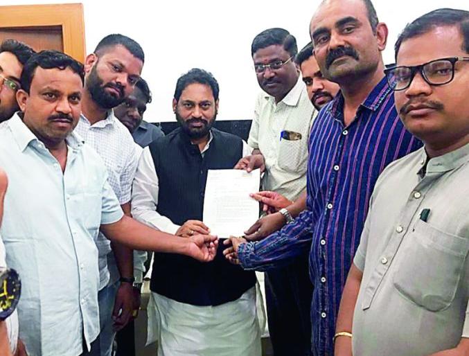 Deputation of MNS to Energy Minister for restoration of power tariff | वीज दरवाढीच्या फेररचनेसाठी मनसेचे ऊर्जामंत्र्यांना निवेदन  Deputation of MNS to Energy Minister for restoration of power tariff | वीज दरवाढीच्या फेररचनेसाठी मनसेचे ऊर्जामंत्र्यांना निवेदन