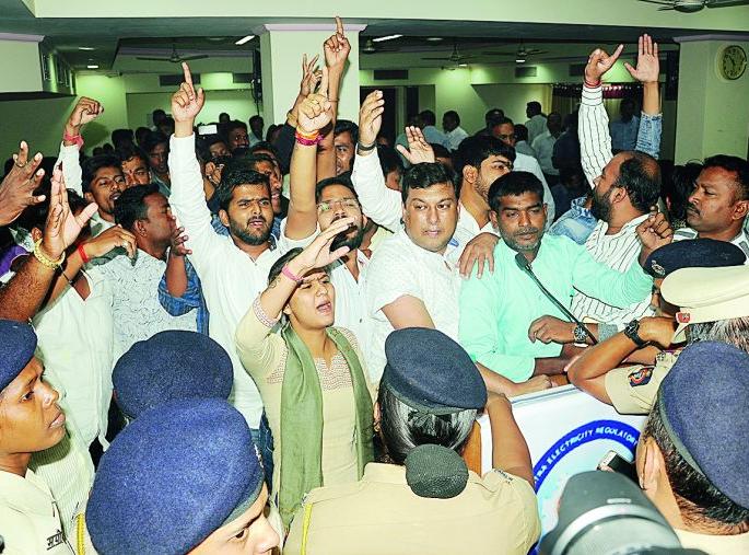 Resentment in electricity tariff proposal in Nagpur | नागपुरात वीज दरवाढीच्या प्रस्तावावर आक्रोश Resentment in electricity tariff proposal in Nagpur | नागपुरात वीज दरवाढीच्या प्रस्तावावर आक्रोश