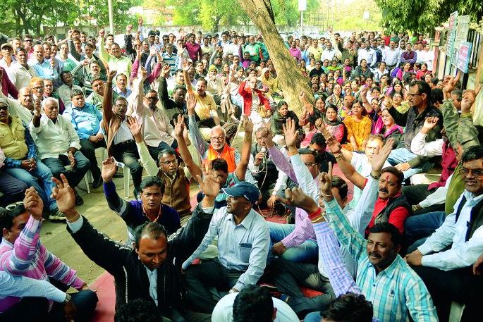 Strike of electricity staff, front office demonstrations | वीज कर्मचारी संपावर, कार्यालयासमोर निदर्शने Strike of electricity staff, front office demonstrations | वीज कर्मचारी संपावर, कार्यालयासमोर निदर्शने