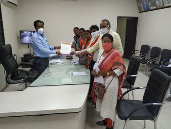 MNS Gherao MSEDCL over increased electricity bill | वाढीव वीज बिलाबाबत मनसेचा महावितरणला घेराव