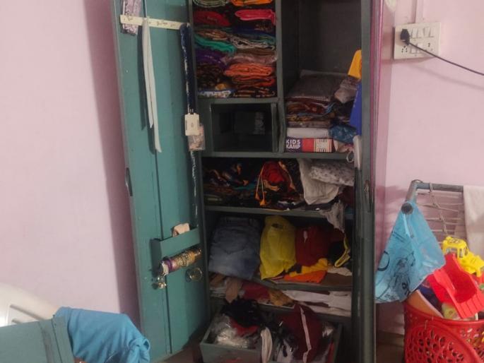 The family went to pick up the girl, the thieves offered a ransom of one and a half lakhs | कुटुंबीय मुलीला घ्यायला गेले, चोरट्यांनी दीड लाखाचा ऐवज लांबविला The family went to pick up the girl, the thieves offered a ransom of one and a half lakhs | कुटुंबीय मुलीला घ्यायला गेले, चोरट्यांनी दीड लाखाचा ऐवज लांबविला