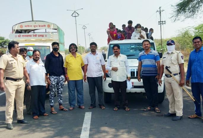 The 'she' family came with a spear running for about 5 kilometers. | CoronaVirus in Solapur: तीन दिवस चुरमुऱ्यांवर काढत 'ते' 250 किमी चालले, 'खाकीतले देव'च मदतीला धावले! The 'she' family came with a spear running for about 5 kilometers. | CoronaVirus in Solapur: तीन दिवस चुरमुऱ्यांवर काढत 'ते' 250 किमी चालले, 'खाकीतले देव'च मदतीला धावले!