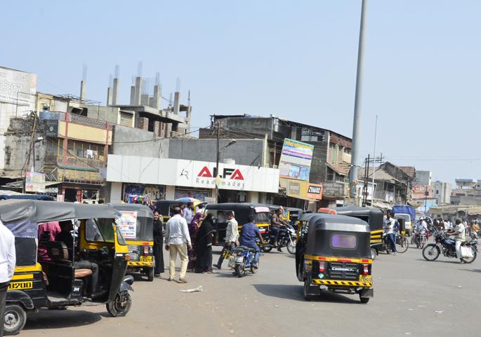 Gudmelaal Chowk ... Vijapur Wes; Unauthorized basement of four-wheeler vehicles built in the central square of Bardali | गुदमरलेलं चौक...विजापूर वेस ; शहराच्या मध्यवर्ती भागात असलेला वर्दळीचा चौक आता बनलाय चारचाकी वाहनांचा अनधिकृत तळ Gudmelaal Chowk ... Vijapur Wes; Unauthorized basement of four-wheeler vehicles built in the central square of Bardali | गुदमरलेलं चौक...विजापूर वेस ; शहराच्या मध्यवर्ती भागात असलेला वर्दळीचा चौक आता बनलाय चारचाकी वाहनांचा अनधिकृत तळ