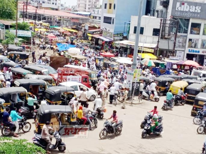 Reality in Solapur; Roads are narrow, vehicles are crowded; How to proceed due to traffic jam? | सोलापुरातील वास्तव; रस्ते छोटे, वाहनं झाली उदंड; ट्रॅफिक जॅममुळे जायचं कसं पुढं ? Reality in Solapur; Roads are narrow, vehicles are crowded; How to proceed due to traffic jam? | सोलापुरातील वास्तव; रस्ते छोटे, वाहनं झाली उदंड; ट्रॅफिक जॅममुळे जायचं कसं पुढं ?