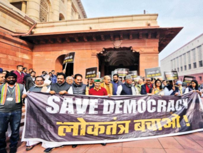 March of 'India' from Parliament to Vijay Chowk; Government should act democratically: Kharge | ‘इंडिया’चा संसद ते विजय चौकापर्यंत मोर्चा; सरकारने लोकशाही पद्धतीने वागावे : खरगे March of 'India' from Parliament to Vijay Chowk; Government should act democratically: Kharge | ‘इंडिया’चा संसद ते विजय चौकापर्यंत मोर्चा; सरकारने लोकशाही पद्धतीने वागावे : खरगे