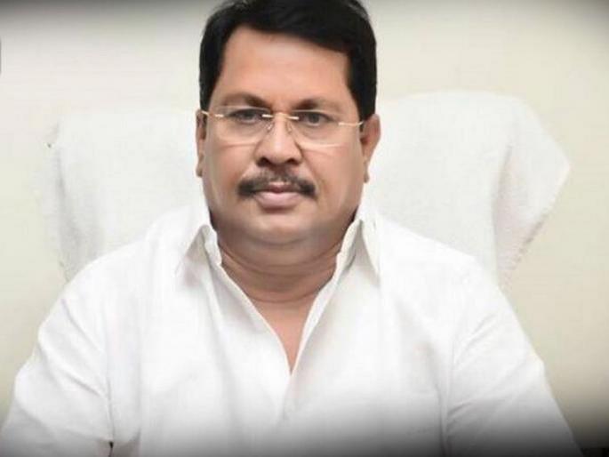 congress leader vijay wadettiwar takes charge of rehabilitation ministry | भूकंप शब्द बदलला अन् राजकीय भूकंप टळला; वडेट्टीवारांची नाराजी दूर congress leader vijay wadettiwar takes charge of rehabilitation ministry | भूकंप शब्द बदलला अन् राजकीय भूकंप टळला; वडेट्टीवारांची नाराजी दूर