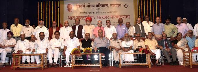 Felicitations of people who live a life of dedication and moral value: Justice Vijaya Daga | नैतिक मूल्य घेऊन समर्पित आयुष्य जगणाऱ्यांचा हा सत्कार : न्या.विजय डागा Felicitations of people who live a life of dedication and moral value: Justice Vijaya Daga | नैतिक मूल्य घेऊन समर्पित आयुष्य जगणाऱ्यांचा हा सत्कार : न्या.विजय डागा