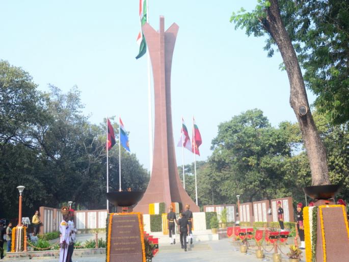 Celebrate the day of victory by cheering the martyrs | शहिदांना मानवंदना देत ४८ वा 'विजय' दिवस उत्साहात साजरा