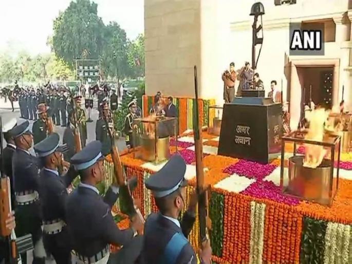 Vijay Diwas: pm narendra modi president ram nath kovind 1971 war against pakistan | Vijay Diwas : पंतप्रधान नरेंद्र मोदी आणि राष्ट्रपतींनी शूरवीरांच्या शौर्याला केला सलाम Vijay Diwas: pm narendra modi president ram nath kovind 1971 war against pakistan | Vijay Diwas : पंतप्रधान नरेंद्र मोदी आणि राष्ट्रपतींनी शूरवीरांच्या शौर्याला केला सलाम